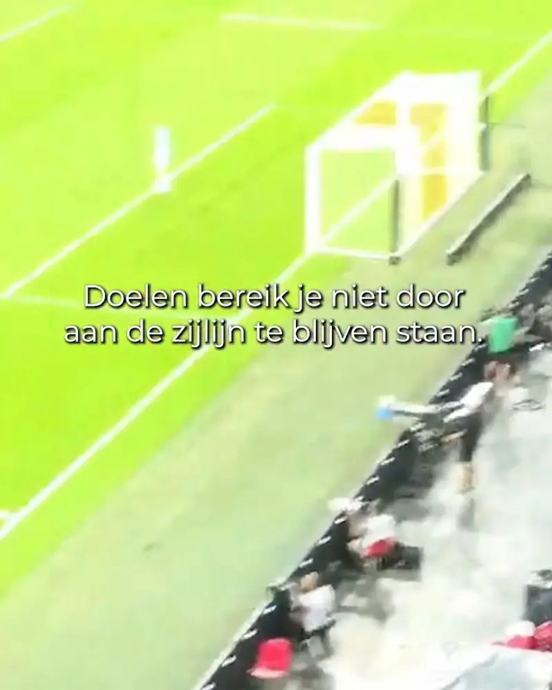 Voetbalstadion: doelen bereik je niet door aan de zijlijn te blijven staan