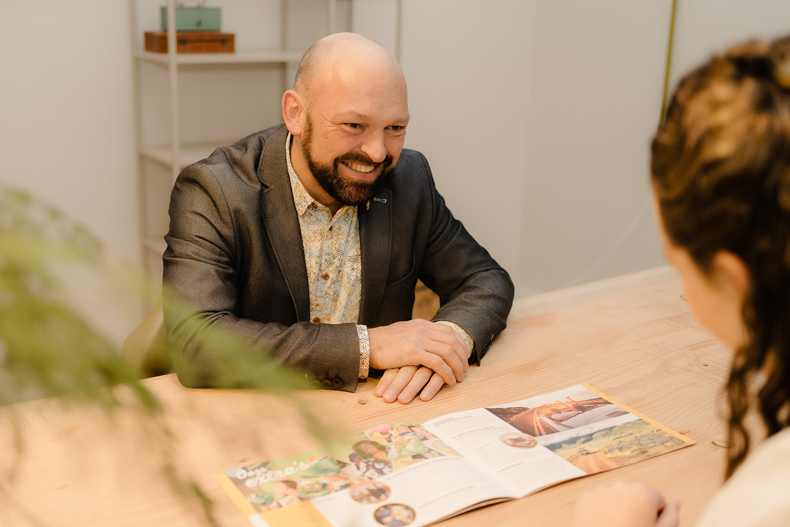 Henk van Eldik in gesprek aan tafel tijdens een kennismaking