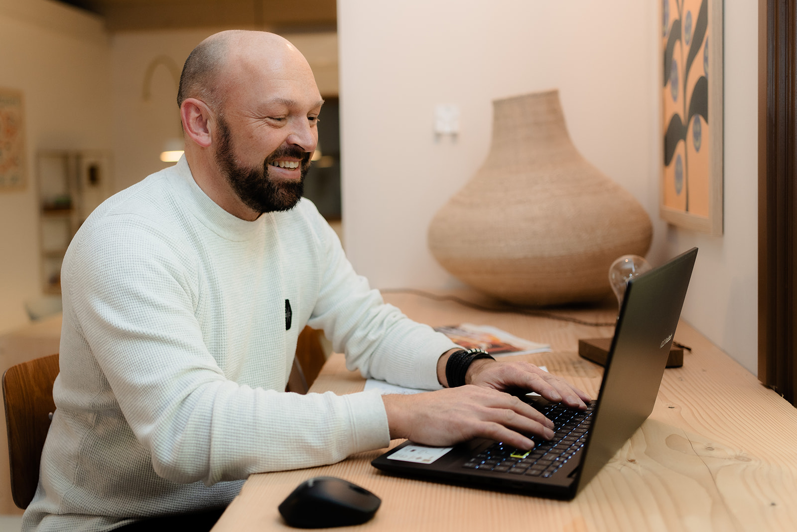 Henk van Eldik achter zijn laptop tijdens een online presentatie